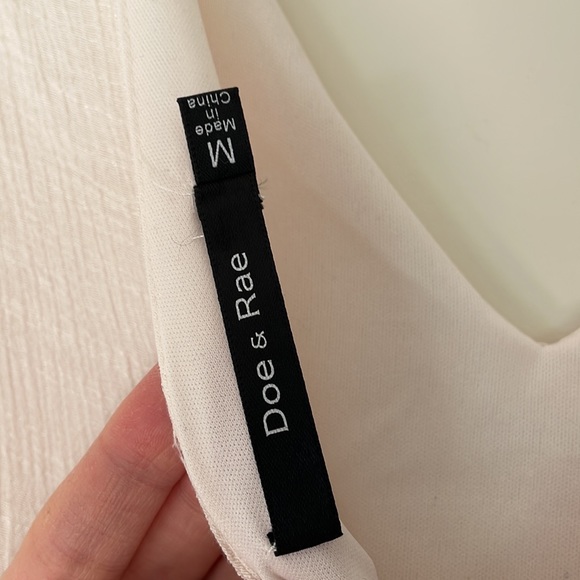 Gorgeous Flowy Doe & Rae medium dress - Picture 3 of 11